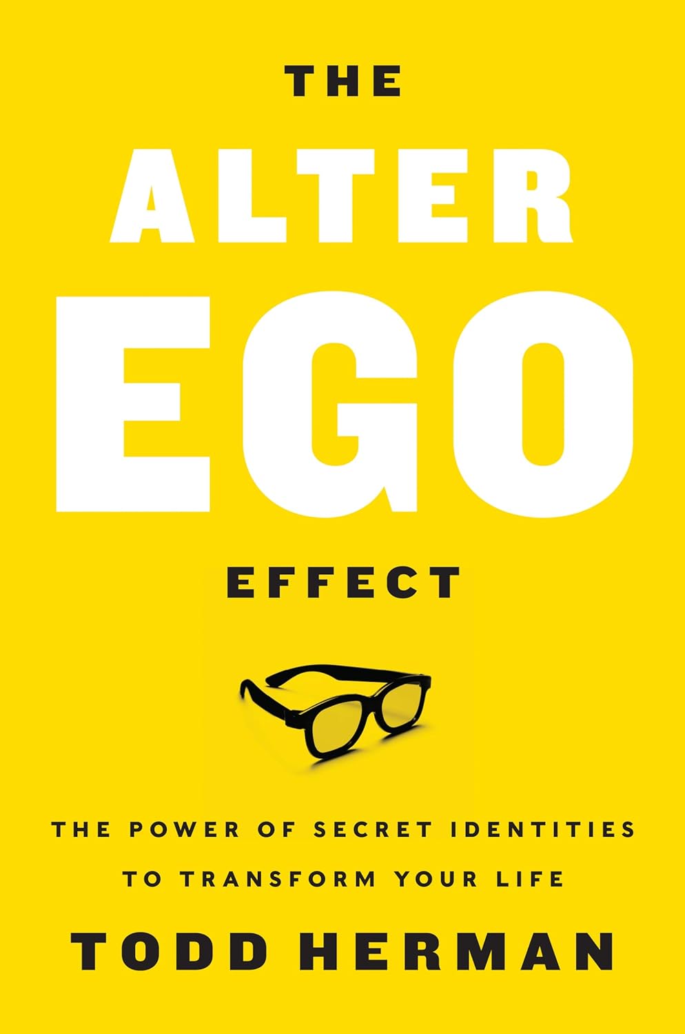 A imagem é a capa do livro *The Alter Ego Effect* de Todd Herman. O fundo é inteiramente amarelo brilhante, com o título em destaque no centro. A palavra "ALTER EGO" está escrita em letras grandes, brancas e maiúsculas, enquanto as palavras "THE" e "EFFECT" aparecem em letras pretas menores, com "THE" na parte superior e "EFFECT" logo abaixo de "EGO". No centro da capa, entre o título, há a ilustração de um par de óculos pretos, sugerindo a ideia de uma identidade oculta ou "disfarce". Logo abaixo dos óculos, está o subtítulo do livro, que diz: "The Power of Secret Identities to Transform Your Life" (O poder das identidades secretas para transformar sua vida), escrito em letras pretas. Na parte inferior, o nome do autor, "Todd Herman", está escrito em letras grandes e pretas, também em maiúsculas. O design é simples e impactante, com o contraste entre o amarelo vibrante e as letras brancas e pretas, destacando o tema do livro sobre identidade e transformação.