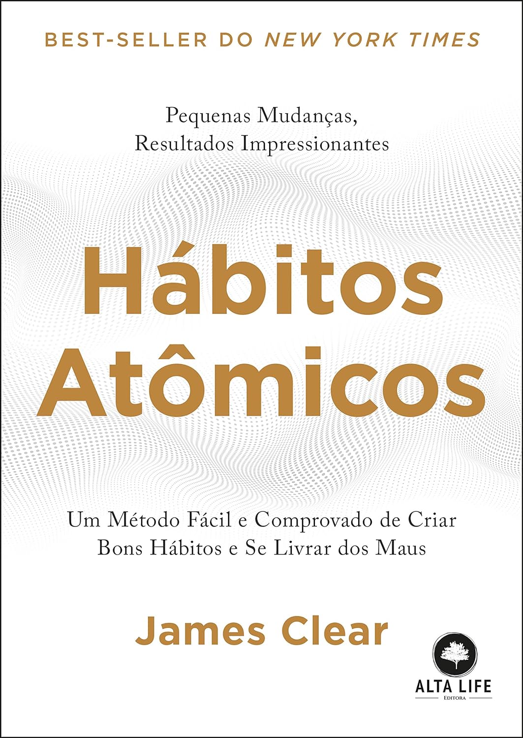 A imagem é a capa do livro Hábitos Atômicos de James Clear. O fundo é branco, com um padrão suave de linhas onduladas em cinza claro, dando um efeito de movimento. No topo, em letras douradas, está escrito: "Best-seller do New York Times". Abaixo, em letras pretas menores, lê-se: "Pequenas mudanças, resultados impressionantes". O título "Hábitos Atômicos" está em destaque, centralizado e escrito em letras grandes e douradas. Logo abaixo, também em letras menores, está o subtítulo: "Um método fácil e comprovado de criar bons hábitos e se livrar dos maus", em preto. Na parte inferior, o nome do autor, "James Clear", está escrito em letras douradas, e no canto inferior direito há o logotipo da editora Alta Life, com a imagem de uma árvore dentro de um círculo. A capa tem um design clean e minimalista, focado em transmitir clareza e simplicidade, refletindo a abordagem prática do conteúdo do livro.